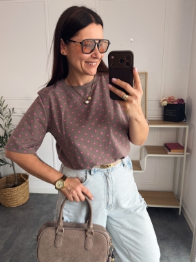 Basic różowe kropeczki na czekoladowym tle 