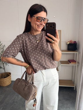 Basic białe kropeczki na czekoladowym tle 